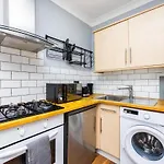 Central 1-Bed Flat - Walk To Whitechapel Station